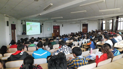 学生干部认真学习培训内容