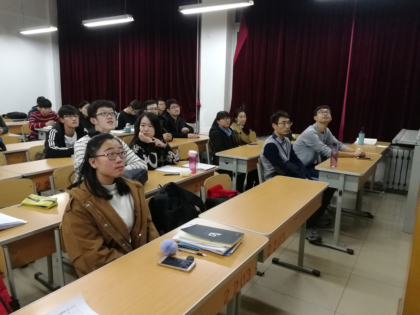 av解说
本科生第一党支部全体党员学习习总书记北大讲话精神