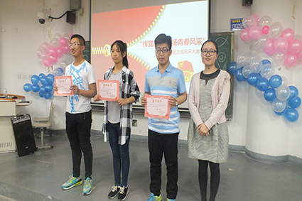 王老师为学生颁奖