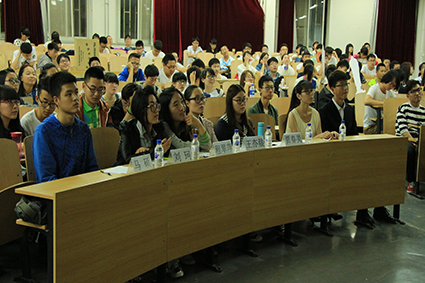 观众认真的观看各团支部的视频