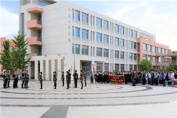 av解说
学生参加升旗仪式