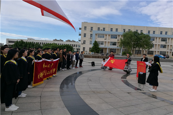 毕业生党员代表余诺婷发言